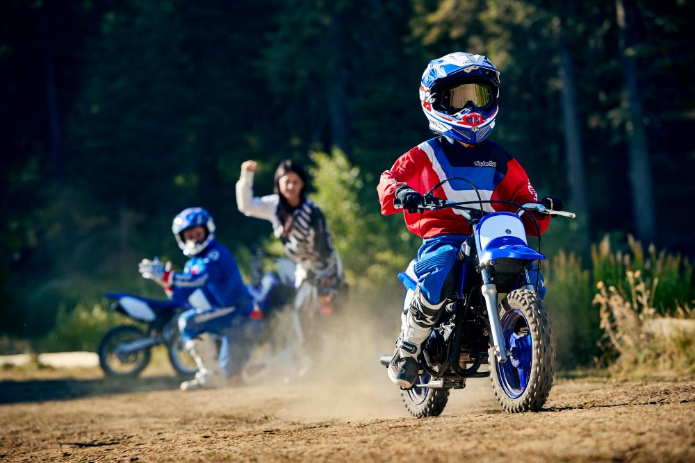 Niños entrenando en motocross escuela